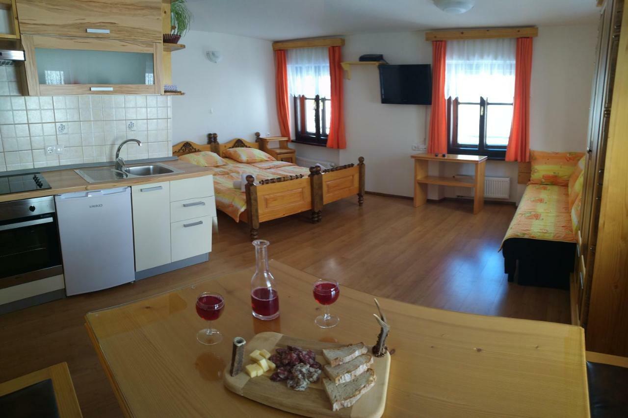 Apartments Cumar Церкно Екстериор снимка